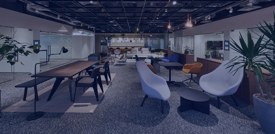 会場の椅子とステージの風景